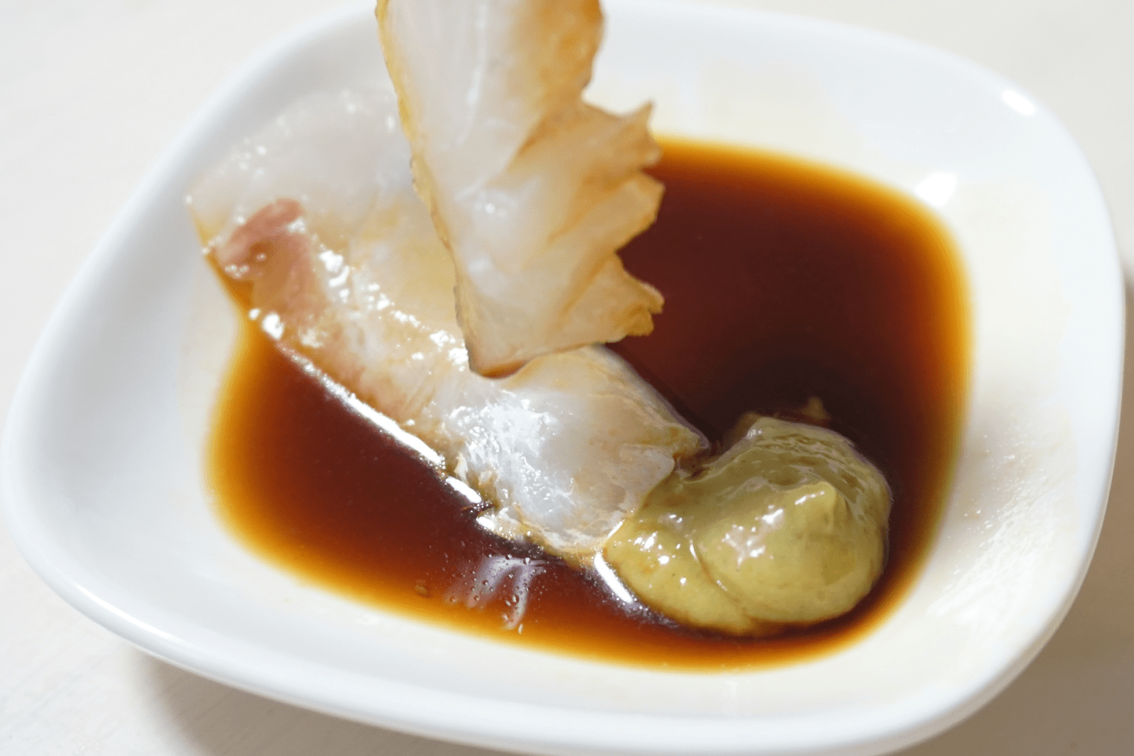 宮崎県産新海屋ブランド鰤屋金太郎の真鯛をワサビ醤油につける
