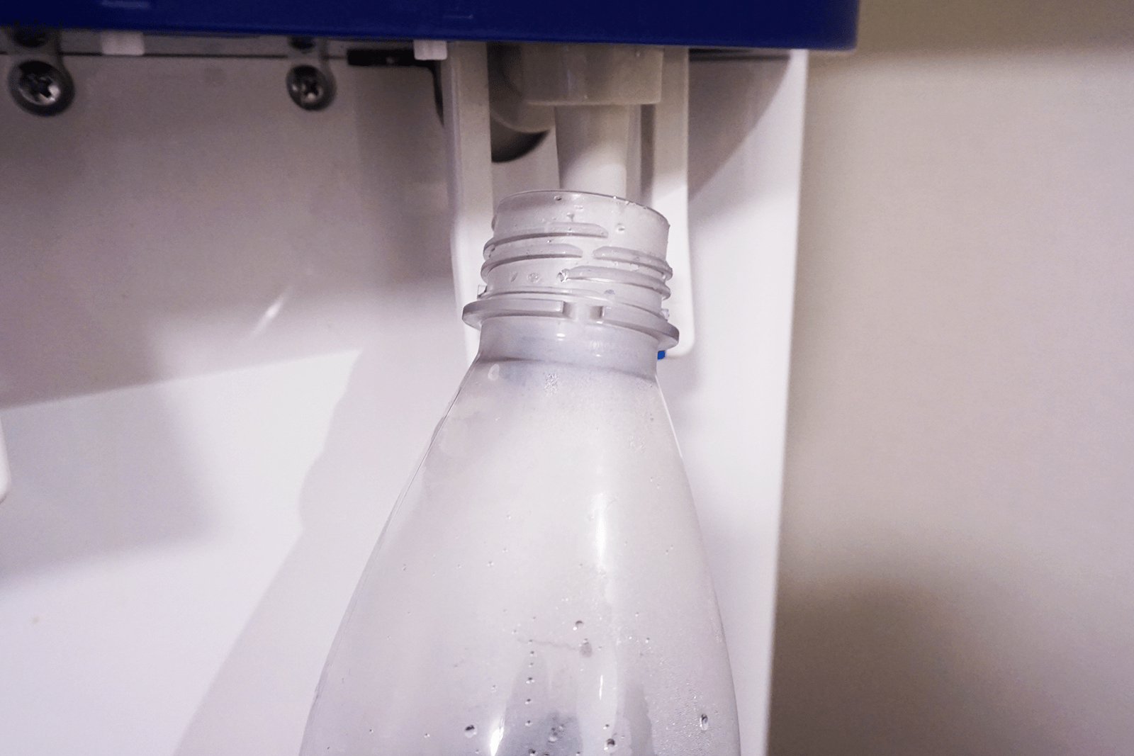 ソーダストリーム専用ボトルに冷水を入れる