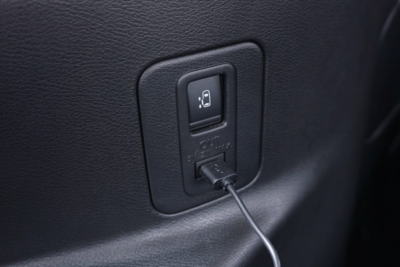 車内で充電しながら使えます。
